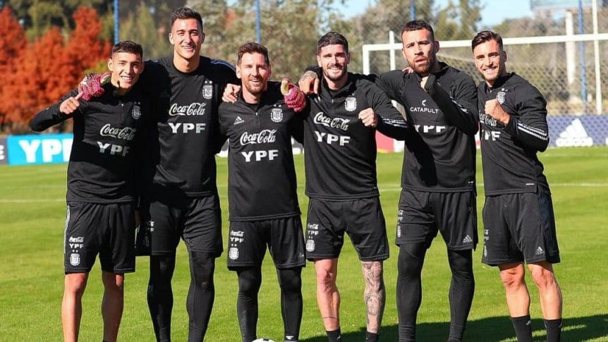 Musso con el Messi en el equipo ganador en los entrenamientos