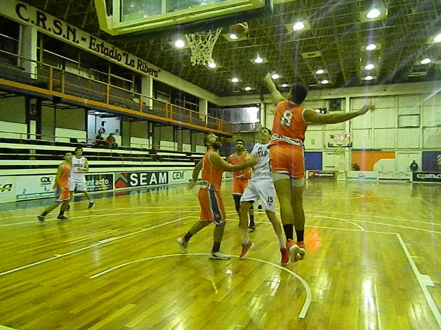 Regatas no pudo con el «Pincha» de La Plata