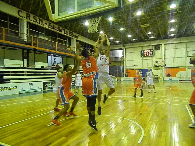 Regatas no pudo con el «Pincha» de La Plata