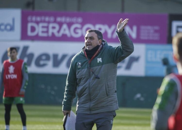 Diego Osella dejó de ser el entrenador de Ferro