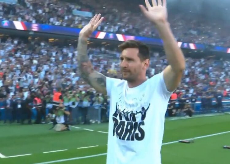 Ovación y una canción en su honor: la presentación de Lionel Messi ante el público de PSG al estilo Chicago Bulls