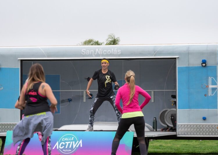 CALLE ACTIVA: DOMINGO DE ZUMBA EN LA COSTANERA DE LA CIUDAD