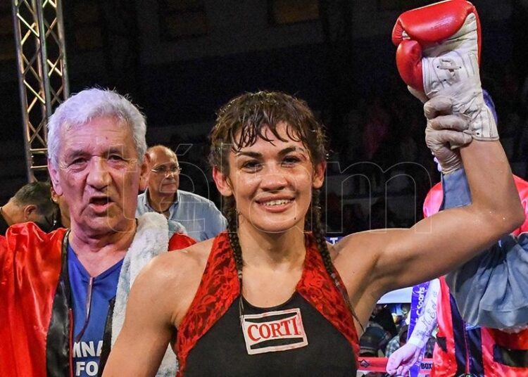 A los 44 años, «La Tigresa» Acuña regresa al boxeo