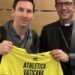 Messi recibió una camiseta del equipo del Vaticano firmada por el papa Francisco