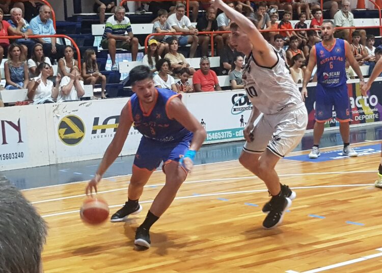 Regatas estira su buena racha y se sube a la punta de su zona