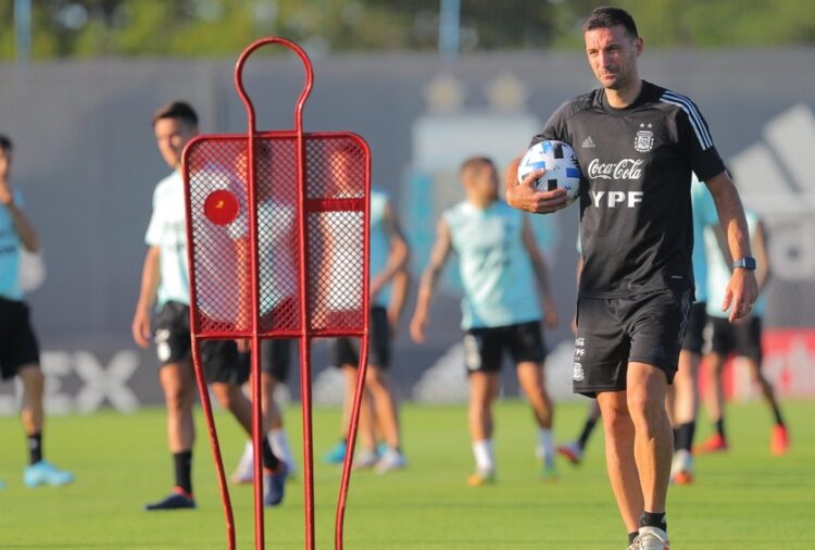 Argentina, con muchas bajas, defiende su invicto ante una urgida Colombia