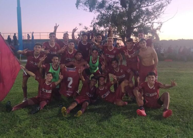 Defensores se quedo con el clásico y vuelve a compartir la punta con Somisa