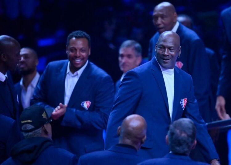 El homenaje de la NBA a los mejores 75 jugadores de la historia: la ovación a Jordan y el particular look de Rodman