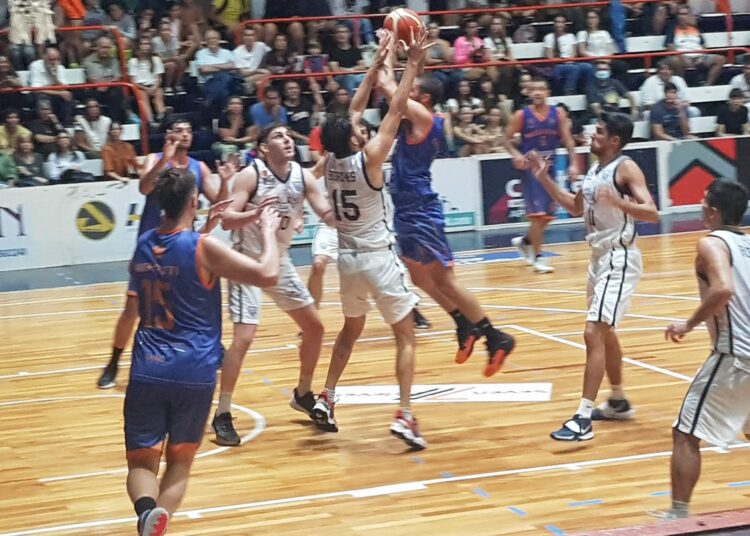 Regatas y una victoria contundente ante Atalaya