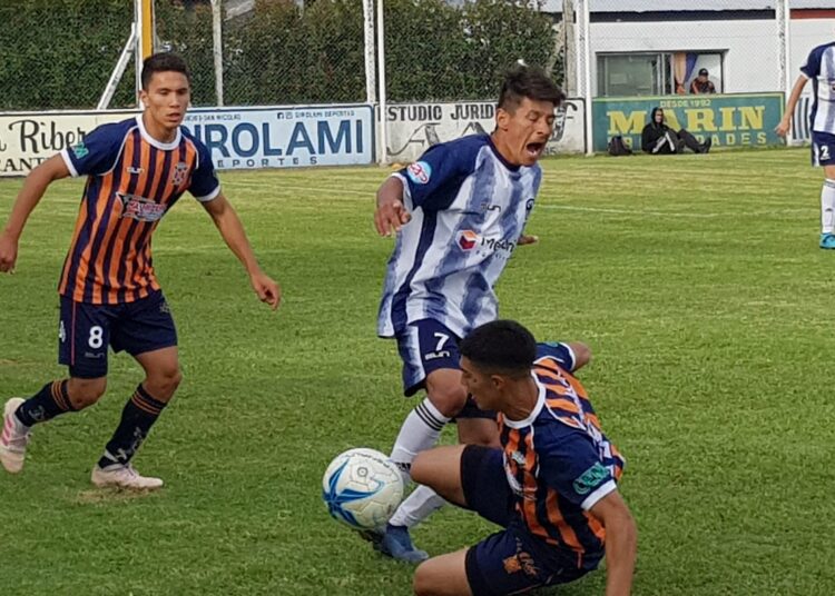 Regatas consiguió la ventaja para ir a la revancha en el Barrio