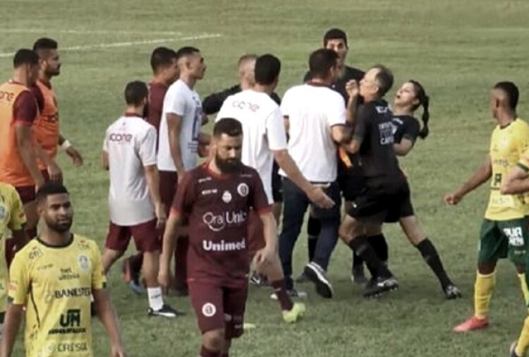 Echaron a un DT brasileño por agredir con un cabezazo a una árbitro asistente