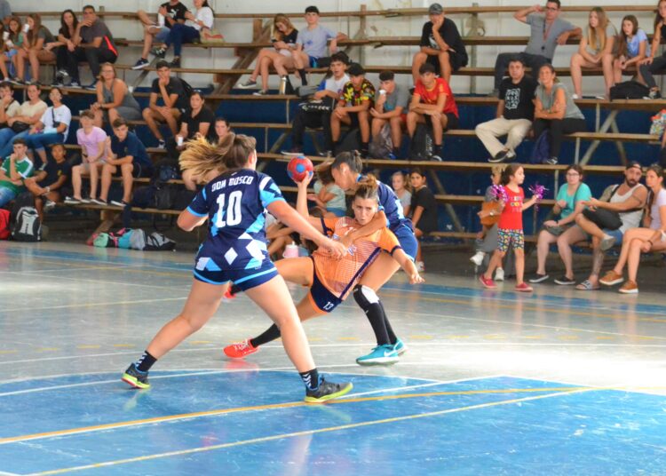 Primera división | Los campeones continúan a paso firme