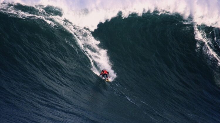 El argentino que surfea las olas más grandes del mundo cuenta cómo maneja el miedo y el peligro