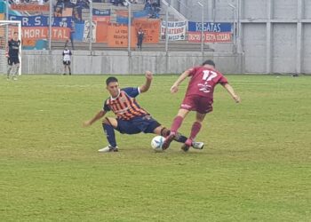 Defensores tiñó de granate la primera final