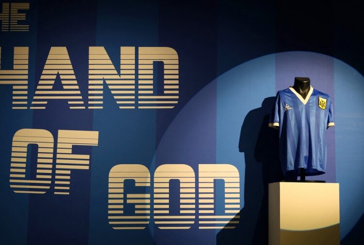La camiseta de Maradona se vendió en casi nueve millones de dólares