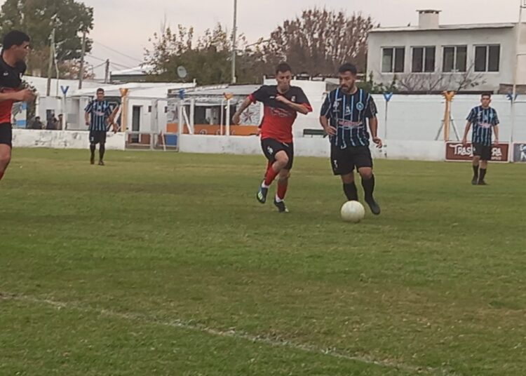 Argentino casi se durmió, pero ganó y está puntero