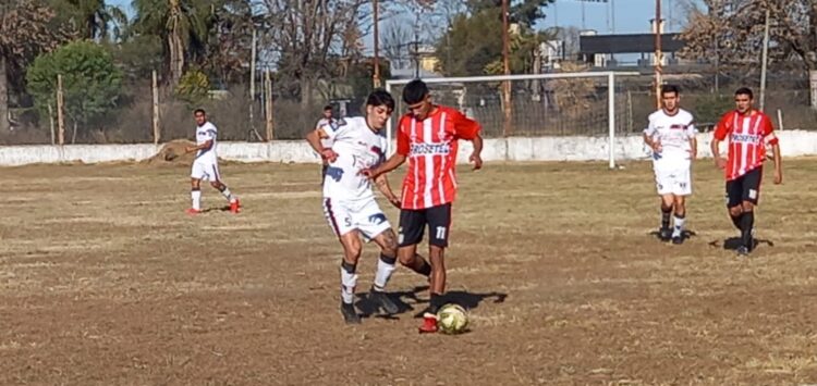 Rojo volvió a ganar y se acerca a la punta