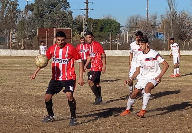 Rojo volvió a ganar y se acerca a la punta