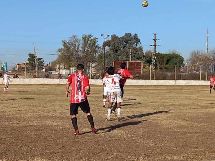 Rojo volvió a ganar y se acerca a la punta