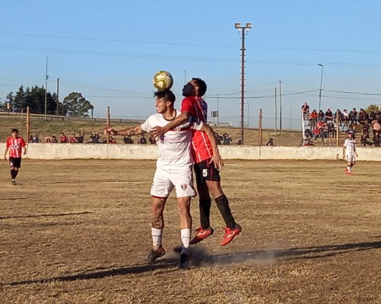 Rojo volvió a ganar y se acerca a la punta