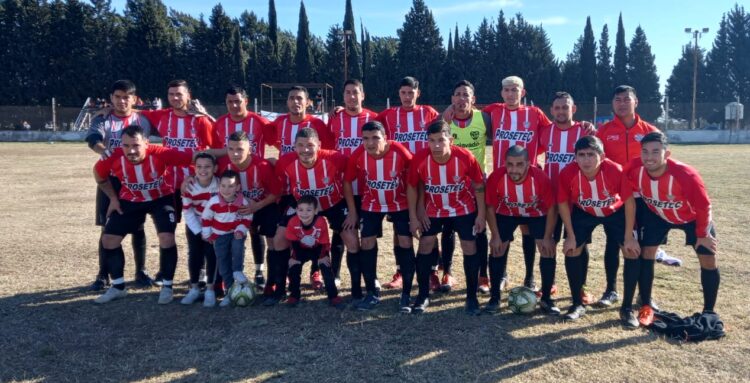 Rojo volvió a ganar y se acerca a la punta