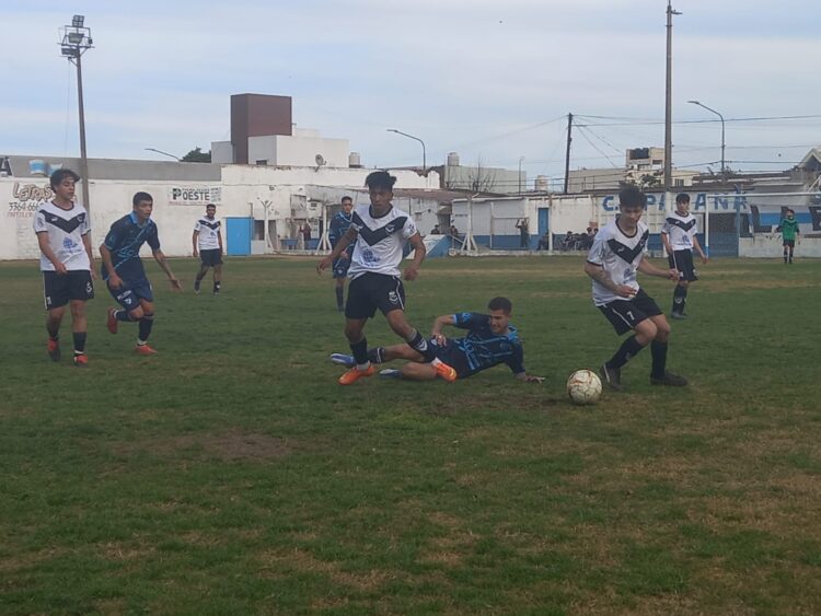 Paraná goleó y recuperó la punta