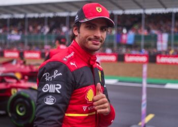 Drama y emoción en la F1: Sainz festejó su primera victoria tras el duro accidente de Zhou