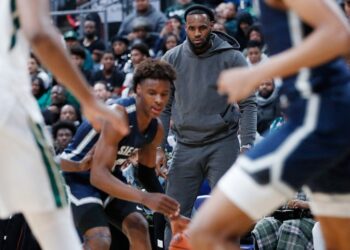 LeBron James quiere renovar en Lakers para jugar junto a su hijo