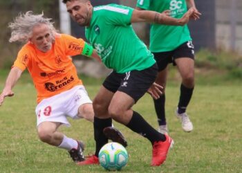 Robert Carmona, tiene 60 años y juega de titular en la D de Uruguay!!!