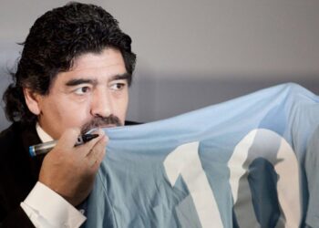 Napoli no podrá usar la imagen de Maradona en su camiseta por decisión judicial