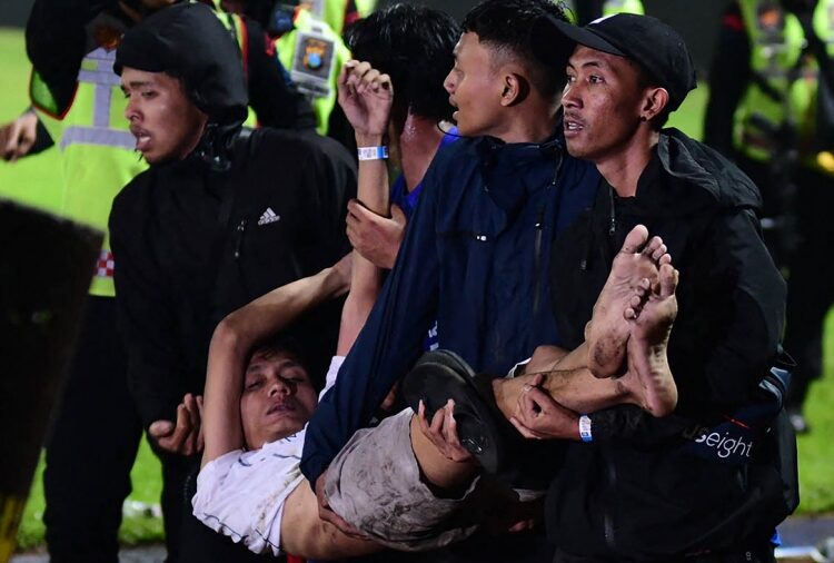 Tragedia en el fútbol de Indonesia: al menos 125 muertos y 300 heridos en una estampida