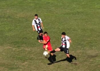 Villa Sanguinetti rescató un punto ante La Emilia con una gran actuación de su arquero