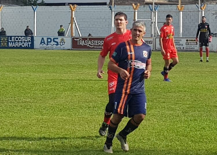 Varas y su poker de goles para que Regatas lidere su grupo