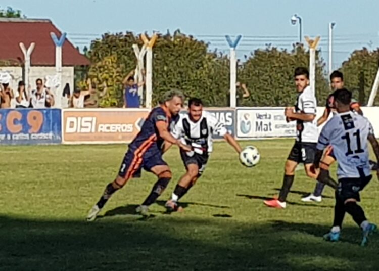 Regatas le gano a La Emilia y volvió a la punta