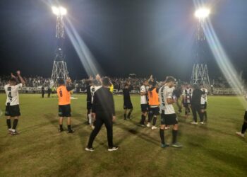 En una noche caliente, La Emilia ganó y ahora es puntero de la zona