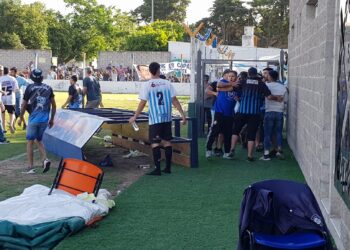 Cuando Regatas ganaba todo se desmadro y el encuentro se suspendio por falta de garantias