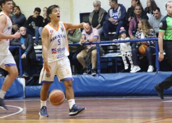 El Plumi de Basquet 2022, Santiago Lopez, marca la jugada