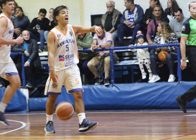El Plumi de Basquet 2022, Santiago Lopez, marca la jugada