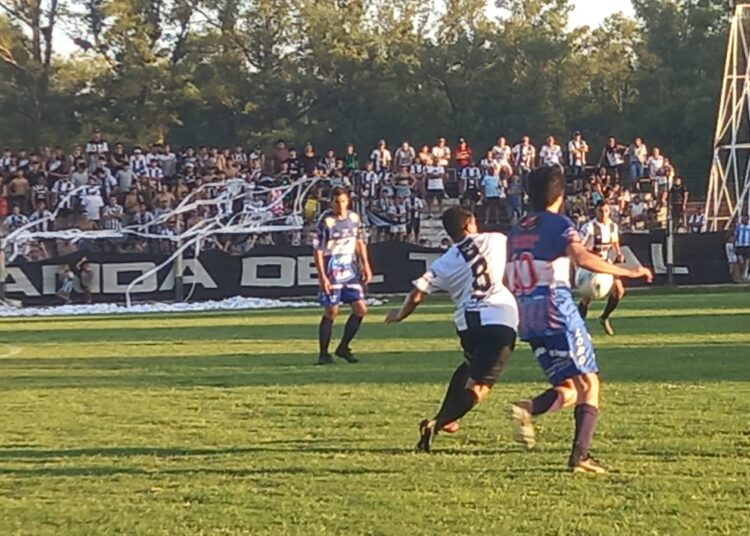 La Emilia quedó con vida y buscará la clasificación en Baradero