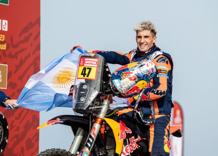 Histórico triunfo del argentino Kevin Benavides: se consagró campeón del Rally Dakar en motos tras una definición increíble