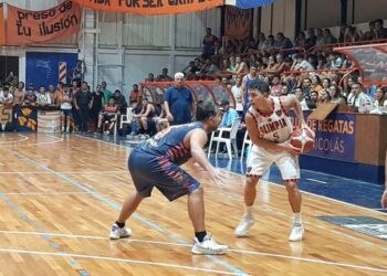 Regatas ante su publico volvio a la punta de la Conferencia Centro