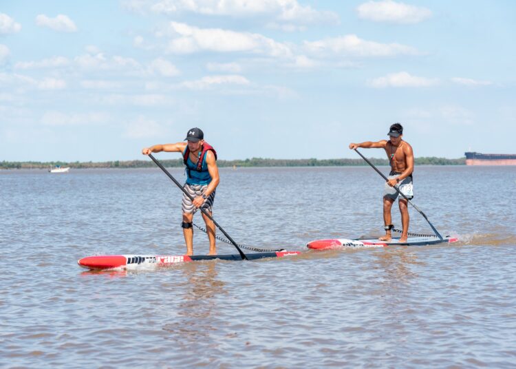 SAN NICOLÁS VIVIÓ LA PRIMERA COMPETENCIA DE SUP RACE EN EL ARENAL