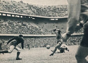 El día que Boca Juniors jugó un partido de Libertadores con la camiseta del Milan y se la quitó para cambiar la suerte