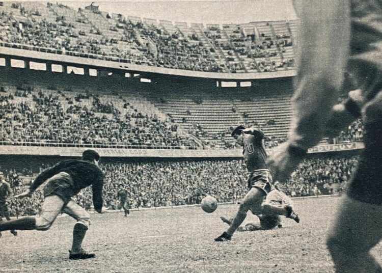 El día que Boca Juniors jugó un partido de Libertadores con la camiseta del Milan y se la quitó para cambiar la suerte