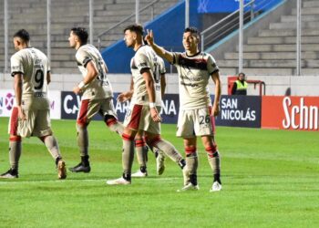 Colón inició con triunfo ante Colegiales su recorrido en la undécima edición