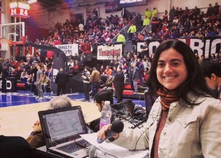 Se convirtió en la primera mujer en relatar un partido de la Liga Nacional de básquet: la historia de perseverancia y superación de Florencia Cordero