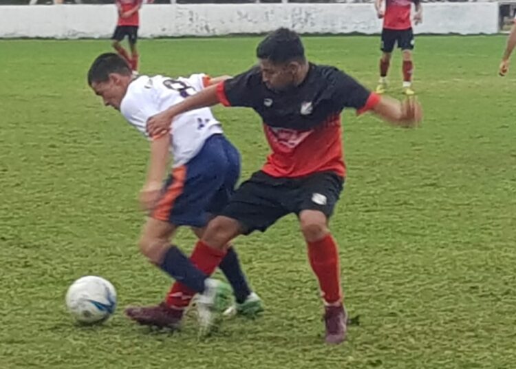 Regatas tuvo que sufrir para quedarse con los tres puntos