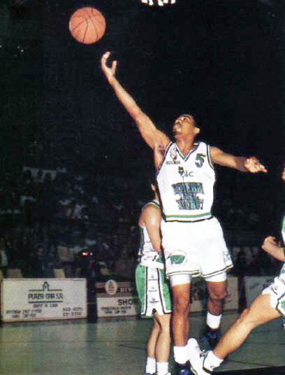 A 30 años de un récord vigente en la Liga Nacional: los 63 puntos de Moten para Gimnasia de Comodoro