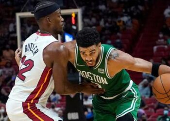 Con una lluvia de triples, los Celtics evitaron la barrida de los Heat y van por la hazaña en la Conferencia Este de la NBA