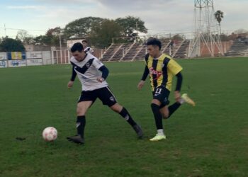 La Emilia goleó y sigue al acecho